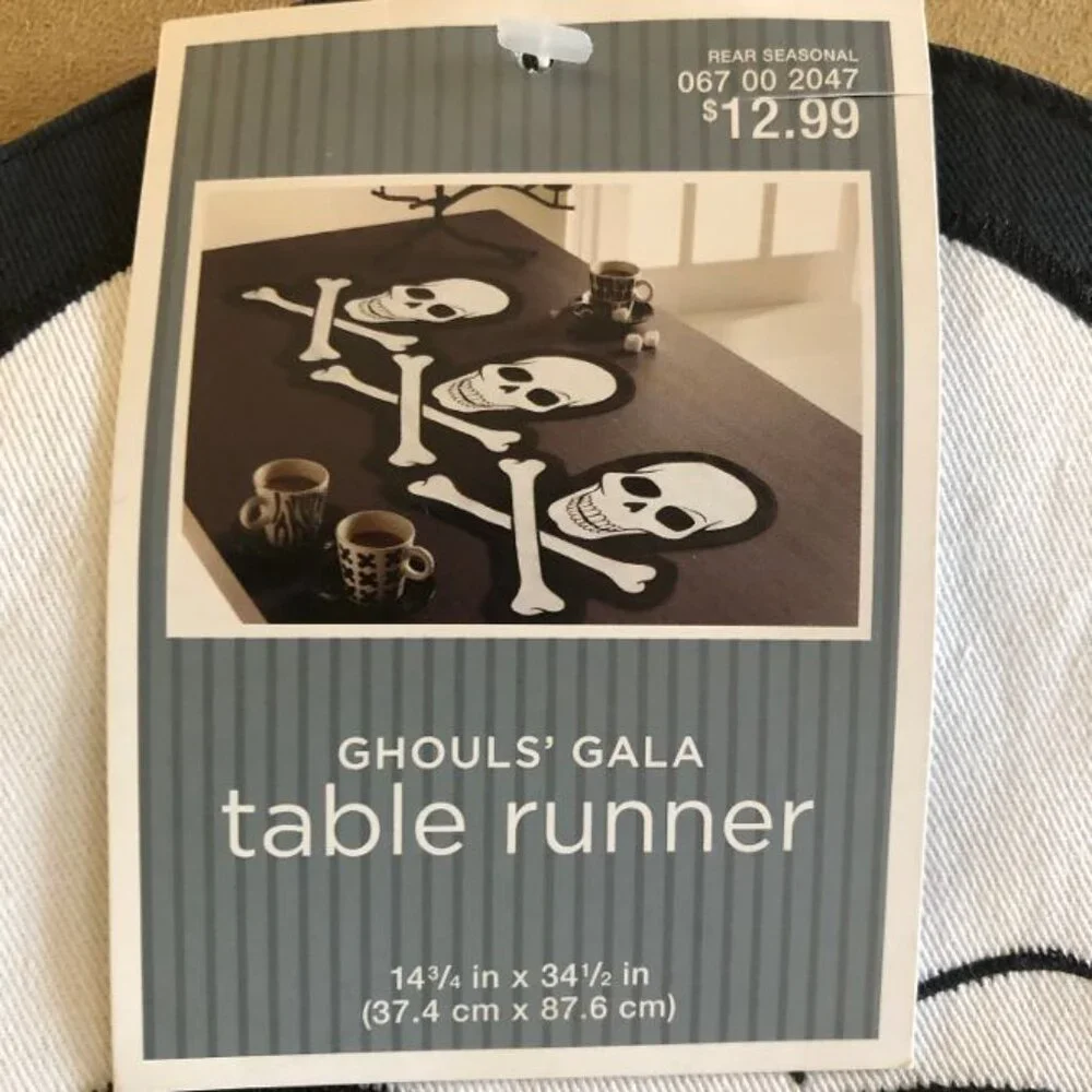 Ghouls' Gala Skull & Crossbones Table Runner and 4 Pack Napkins NWT